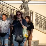 Тату цветочки сирени на запястье девушки - Уличная тату (street tattoo) № 14–210821 2