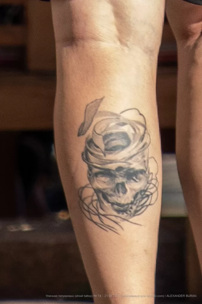 Тату череп на левой икре парня - Уличная тату (street tattoo) № 14–210821 4