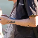 Тату черная кошка и пиктограмма на левой руке парня - Уличная тату (street tattoo) № 14–210821 2