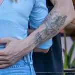 Тату чумной доктор и надпись на левой руке молодого парня - Уличная тату (street tattoo) № 14–210821 2