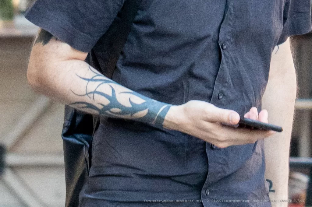 Трайбл узор в тату на правом запястье парня - Уличная тату (street tattoo) № 14–210821 2