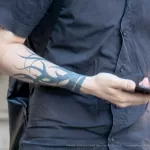 Трайбл узор в тату на правом запястье парня - Уличная тату (street tattoo) № 14–210821 2