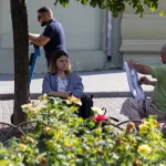 Уличный художник на Дерибасовской рисует молодую девушку - Уличная тату (street tattoo) № 14–210821 1