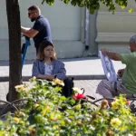 Уличный художник на Дерибасовской рисует молодую девушку - Уличная тату (street tattoo) № 14–210821 2