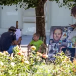 Уличный художник рисует ребенка – мама ждет - Уличная тату (street tattoo) № 14–210821 2