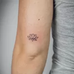 Фото мини тату лотос 07.08.2021 №049 - mini lotus tattoo - tatufoto.com