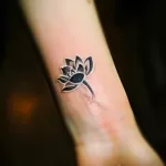 Фото мини тату лотос 07.08.2021 №074 - mini lotus tattoo - tatufoto.com