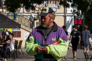 Фото тату на руке: яркий и оригинальный рисунок, выполненный в смешанном стиле, с использованием ярких цветов и необычных элементов.