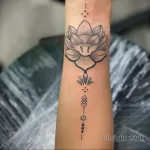 Фото рисунка тату с лотосом 07.08.2021 №068 - lotus tattoo - tatufoto.com