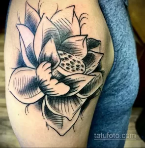 Фото тату на руке с изображением цветка лотоса в стиле blackwork. Плотное заполнение черным цветом и четкие линии создают контрастный и выразительный образ.