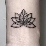 Фото тату лотос на запястье 07.08.2021 №004 - lotus tattoo on wrist - tatufoto.com