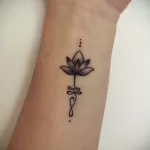 Фото тату лотос на запястье 07.08.2021 №014 - lotus tattoo on wrist - tatufoto.com