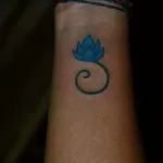 Фото тату лотос на запястье 07.08.2021 №020 - lotus tattoo on wrist - tatufoto.com