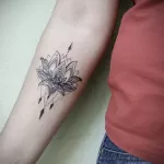 Фото тату лотос на запястье 07.08.2021 №024 - lotus tattoo on wrist - tatufoto.com