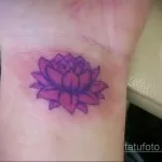 Фото тату лотос на запястье 07.08.2021 №033 - lotus tattoo on wrist - tatufoto.com