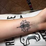 Фото тату лотос на запястье 07.08.2021 №034 - lotus tattoo on wrist - tatufoto.com