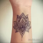 Фото тату лотос на запястье 07.08.2021 №037 - lotus tattoo on wrist - tatufoto.com