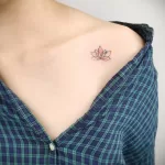 Фото тату лотос на ключице 07.08.2021 №005 - lotus tattoo on her collarbone - tatufoto.com