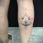 Фото тату лотос на ноге 07.08.2021 №005 - lotus tattoo on her leg - tatufoto.com