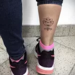 Фото тату лотос на ноге 07.08.2021 №006 - lotus tattoo on her leg - tatufoto.com