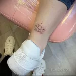Фото тату лотос на ноге 07.08.2021 №015 - lotus tattoo on her leg - tatufoto.com