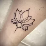 Фото тату лотос на ноге 07.08.2021 №022 - lotus tattoo on her leg - tatufoto.com