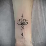 Фото тату лотос на руке 07.08.2021 №005 - lotus tattoo on hand - tatufoto.com