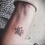 Фото тату лотос на руке 07.08.2021 №034 - lotus tattoo on hand - tatufoto.com