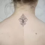 Фото тату лотос на спине 07.08.2021 №022 - lotus tattoo on back - tatufoto.com