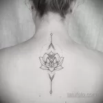 Фото тату лотос на спине 07.08.2021 №026 - lotus tattoo on back - tatufoto.com