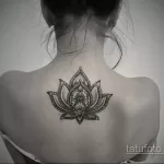 Фото тату лотос на спине 07.08.2021 №038 - lotus tattoo on back - tatufoto.com