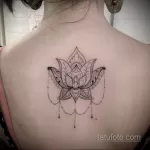 Фото тату лотос на спине 07.08.2021 №054 - lotus tattoo on back - tatufoto.com