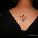 Фото тату лотос на спине 07.08.2021 №055 - lotus tattoo on back - tatufoto.com