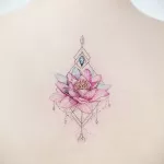 Фото тату лотос на спине 07.08.2021 №065 - lotus tattoo on back - tatufoto.com