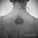 Фото тату лотос на спине 07.08.2021 №067 - lotus tattoo on back - tatufoto.com
