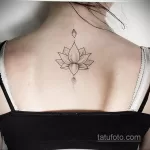 Фото тату лотос на спине 07.08.2021 №085 - lotus tattoo on back - tatufoto.com
