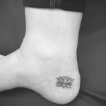 Фото тату лотос на щиколотке 07.08.2021 №021 - lotus tattoo on ankle - tatufoto.com
