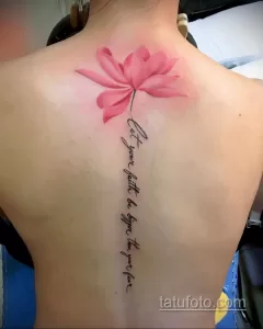 Фото тату: большая татуировка лотоса на спине с мотивирующей надписью 'Let your faith be bigger than your fear'.