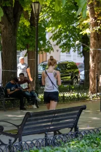 Фото тату на спине девушки, демонстрирующее красивый цветочный рисунок в черных тонах. Татуировка выполнена в стиле графика и выглядит очень нежно.