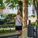 Фото тату на спине девушки, изображающее изящный цветочный узор в черных тонах. Татуировка выполнена в стиле графика и выглядит очень женственно.