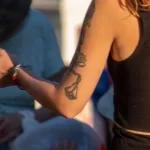Фрагмент тату с весами на левом плече у девушки - Уличная тату (street tattoo) № 14–210821 3
