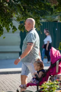 Фото тату на предплечье мужчины: детализированный рисунок с использованием черных чернил. Эскиз татуировки выполнен в стиле графика.