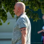 Фото тату на предплечье мужчины: традиционный рисунок с использованием ярких цветов и четких линий. Эскиз татуировки выполнен в старой школе.