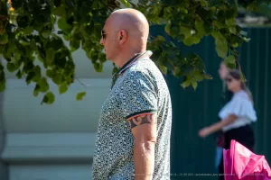 Фото тату на предплечье мужчины: традиционный рисунок с использованием ярких цветов и четких линий. Эскиз татуировки выполнен в старой школе.