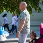 Фото татуировки на руке мужчины с абстрактным рисунком в черном цвете. Небольшой рисунок с геометрическими формами и линиями, расположенный на предплечье. Идеально для любителей современных эскизов тату.