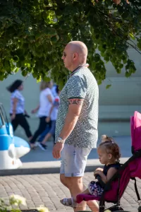 Фото татуировки на руке мужчины с абстрактным рисунком в черном цвете. Небольшой рисунок с геометрическими формами и линиями, расположенный на предплечье. Идеально для любителей современных эскизов тату.