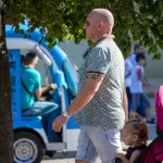 Фото татуировки на руке мужчины с абстрактным рисунком в черном цвете. Небольшой рисунок с геометрическими формами и линиями, расположенный на предплечье. Идеально для любителей современных эскизов тату.