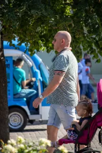 Фото татуировки на руке мужчины с абстрактным рисунком в черном цвете. Небольшой рисунок с геометрическими формами и линиями, расположенный на предплечье. Идеально для любителей современных эскизов тату.
