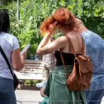 Фото тату на плече женщины. Небольшой, детализированный рисунок, выполненный в черных тонах. Изящный дизайн, подчеркивающий красоту тела.