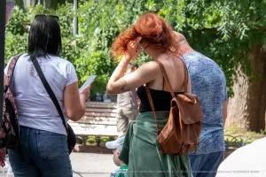 Фото тату на плече женщины. Небольшой, детализированный рисунок, выполненный в черных тонах. Изящный дизайн, подчеркивающий красоту тела.
